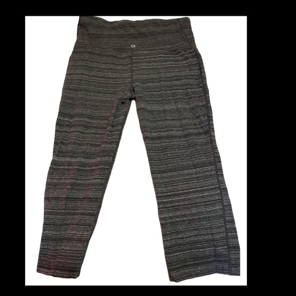 NWOT Gap Fit Maternity Capri pants Large - Picture 2 of 6